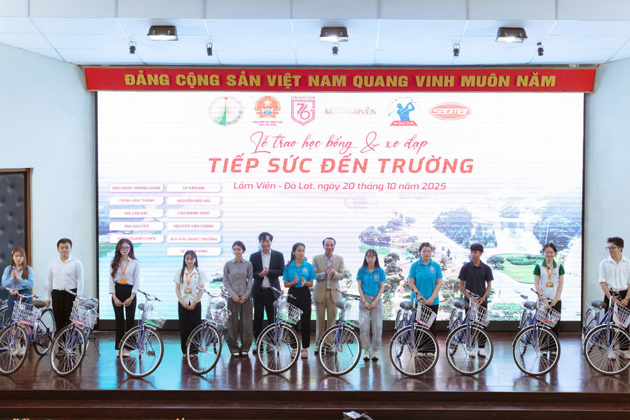 Trao hơn 300 triệu đồng học bổng và xe đạp cho sinh viên Đại học Đà Lạt