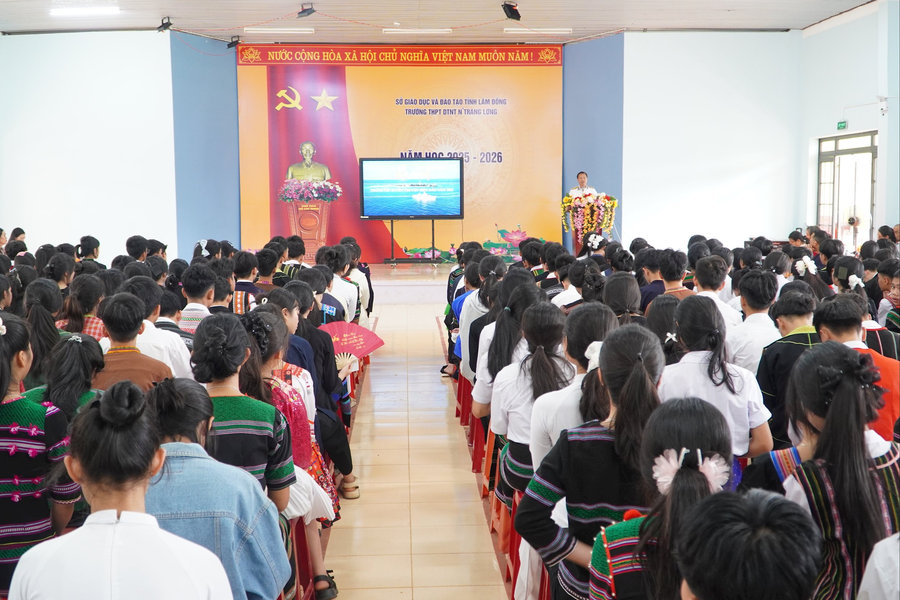 Tuyên truyền biển, đảo cho học sinh Trường THPT Dân tộc nội trú N’Trang Lơng
