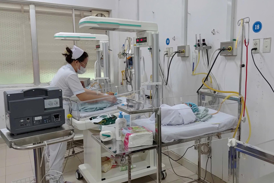 Vì sao trẻ sơ sinh hay khóc đêm và cách chăm sóc đúng