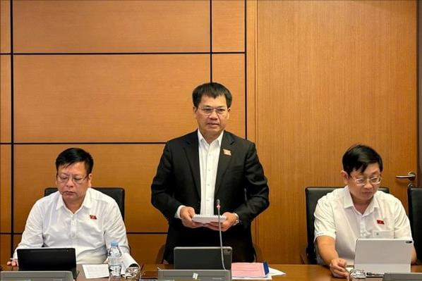 Phó Trưởng đoàn ĐBQH Lâm Đồng Dương Khắc Mai đề xuất bổ sung quy định vận tải hàng không tầm thấp