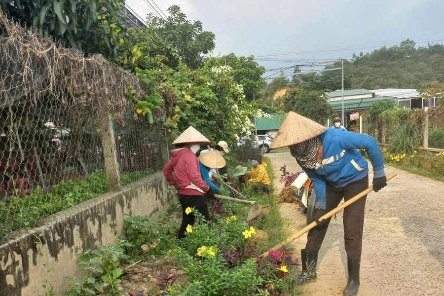 Phụ nữ góp sức xây dựng nông thôn mới từ “5 không, 3 sạch”