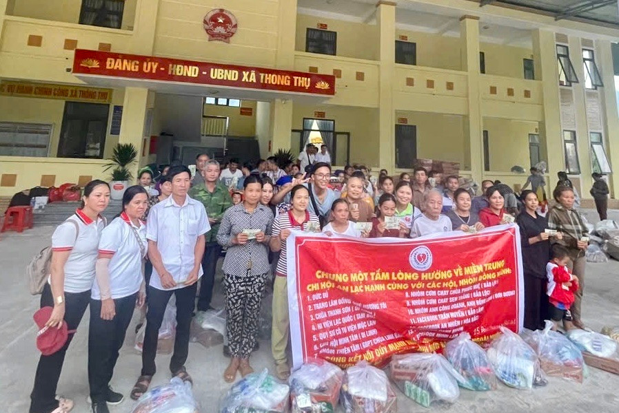 Chi hội An Lạc Hạnh trao gần 1,5 tỷ đồng và hàng chục tấn nhu yếu phẩm hỗ trợ vùng lũ