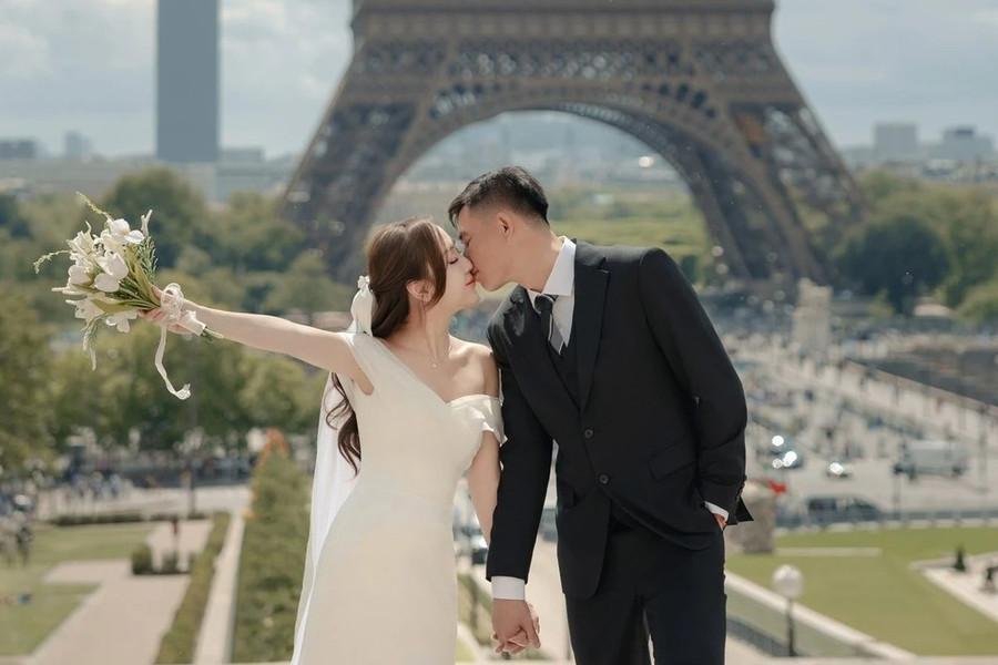 Quan Văn Chuẩn chia sẻ ảnh cưới lãng mạn ở Paris