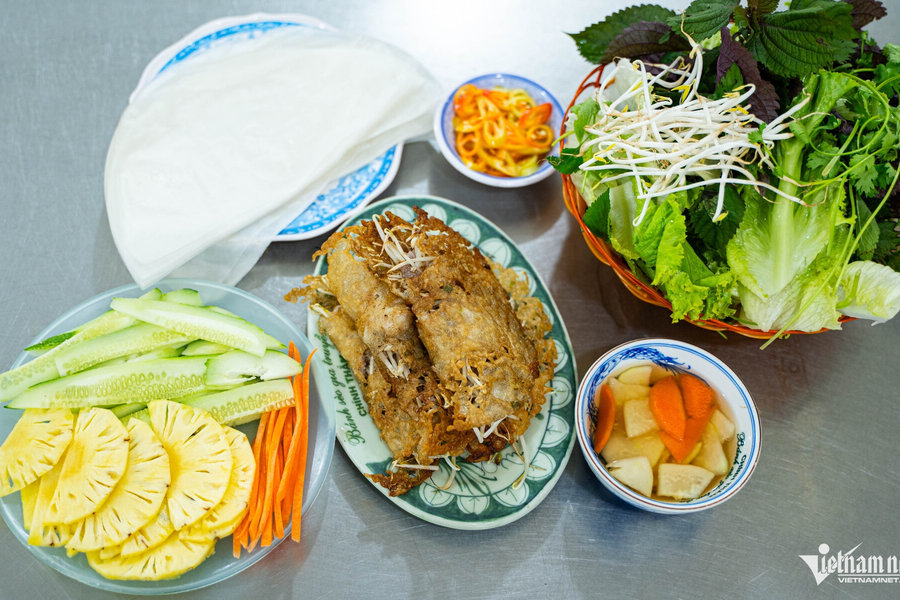 Bánh xèo Quảng Ngãi: Quán ăn 31 năm giữ hồn quê ở Hà Nội
