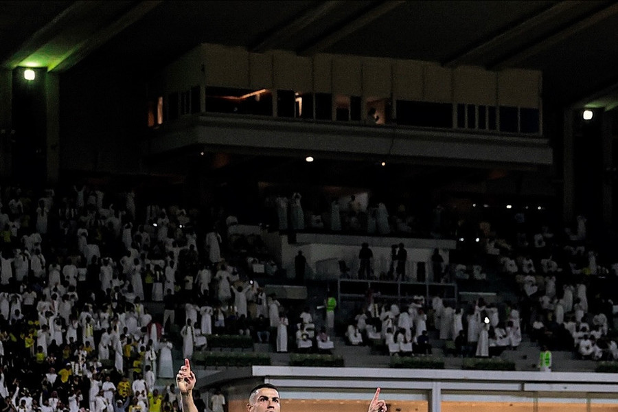 Ronaldo cán mốc 950 bàn, Al Nassr thắng Al Hazm 2-0