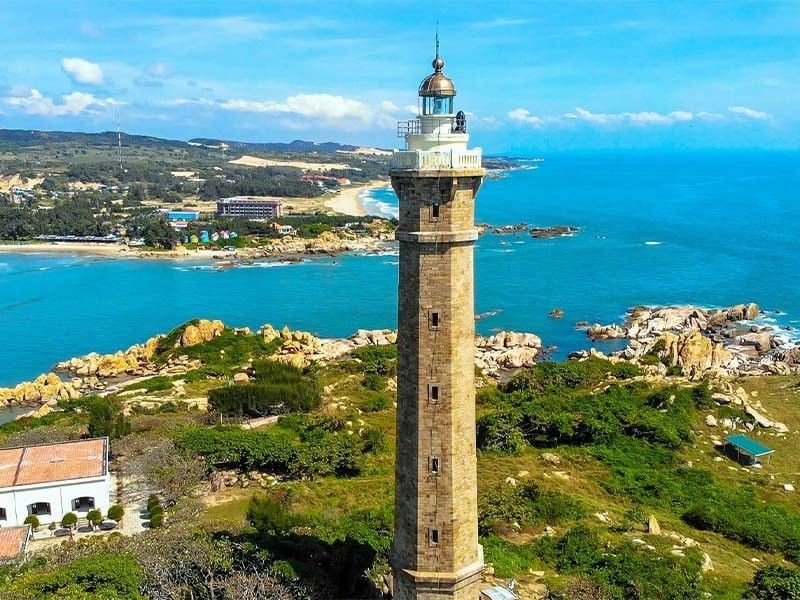The Ke Ga Lighthouse - companion to the ocean