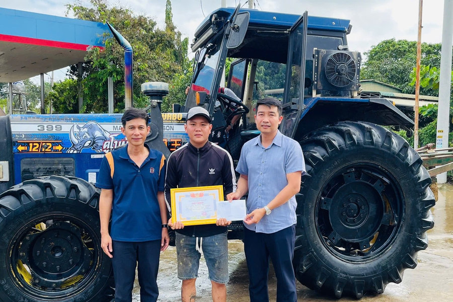 Khen thưởng thanh niên dùng xe máy cày giúp dân vượt lũ ở Sông Lũy