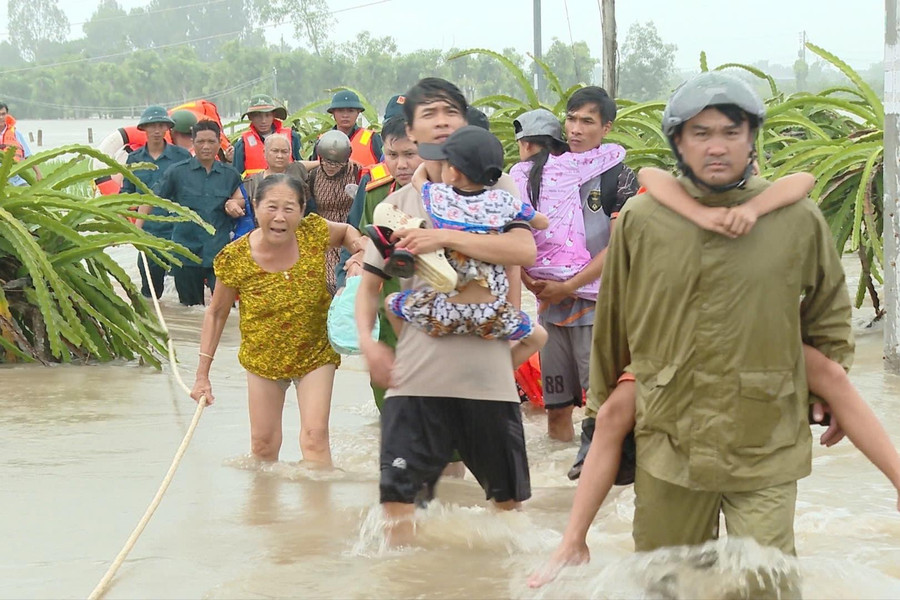 Hàm Liêm kịp thời sơ tán bà con vùng lũ về nơi an toàn