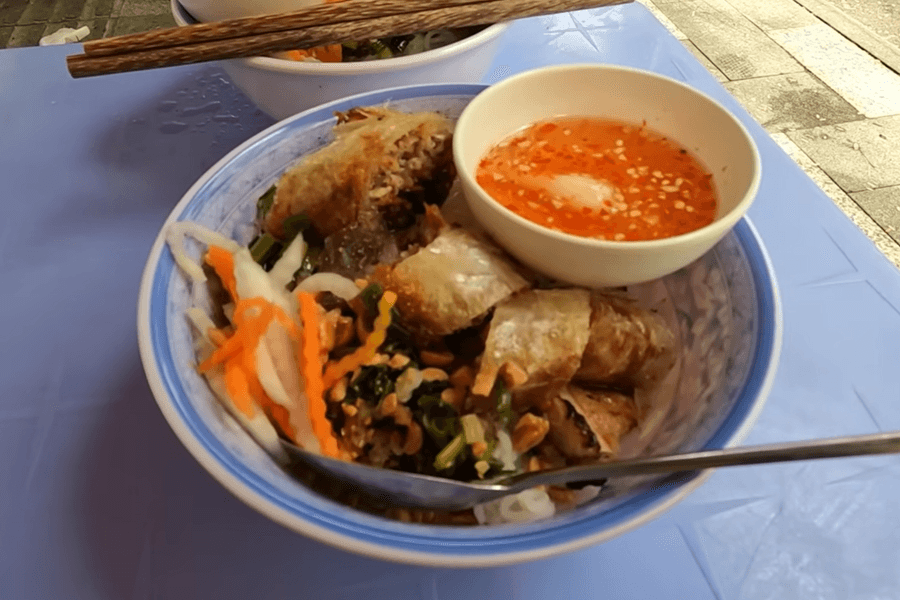 Bún thịt nướng Quận 1: Món ăn vỉa hè khiến du khách Anh mê mẩn