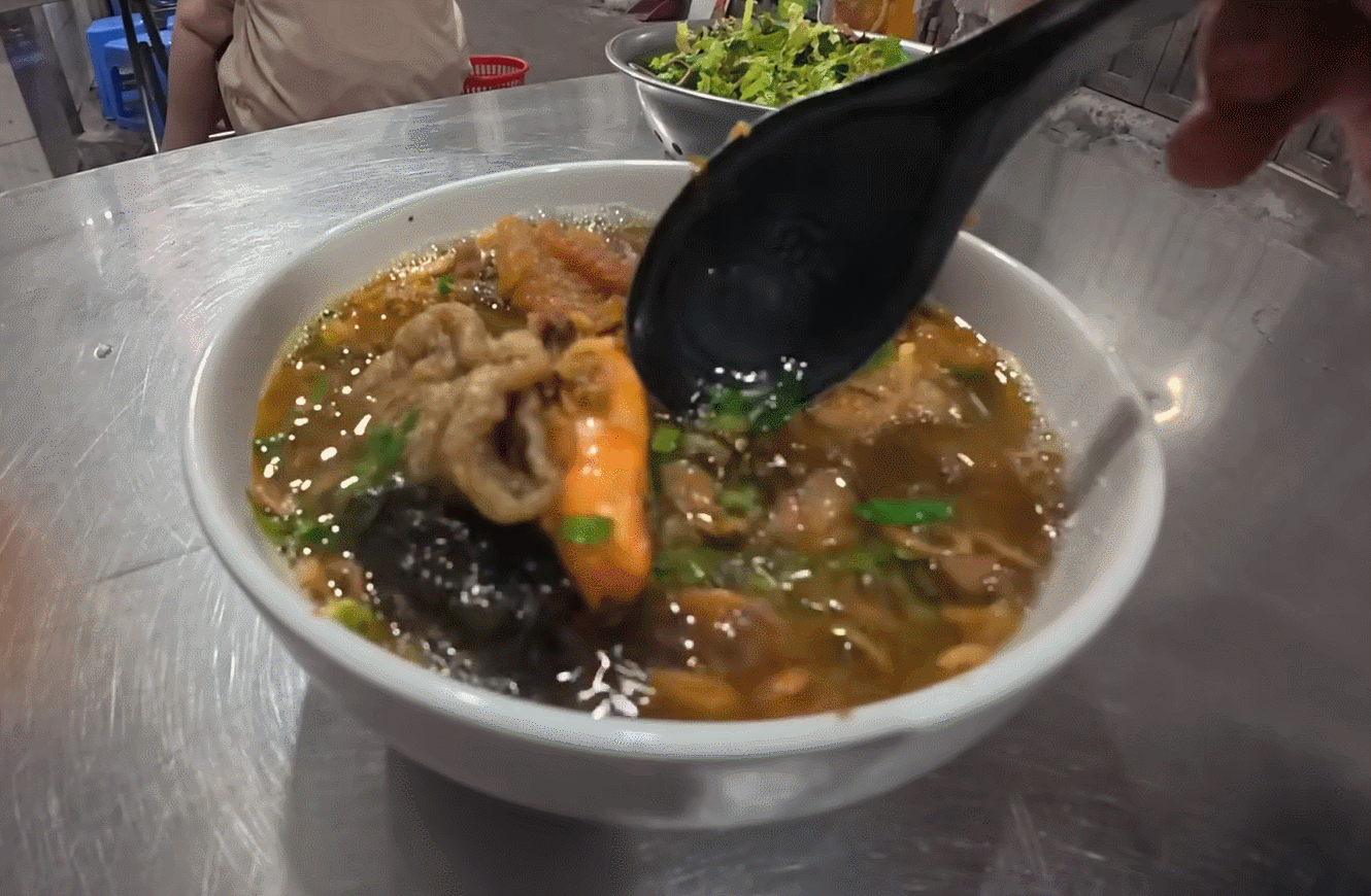 Bánh đa cua Hải Phòng: Món ăn 35.000 đồng chinh phục khách Tây
