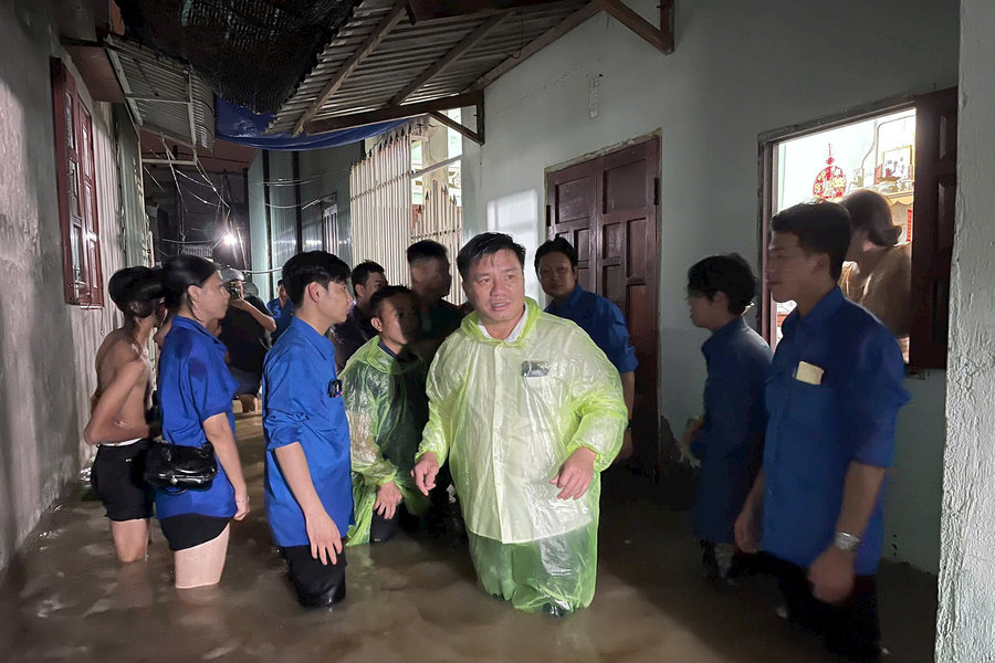 Di dời khẩn hơn 130 hộ dân vùng ngập sông Cà Ty trong đêm