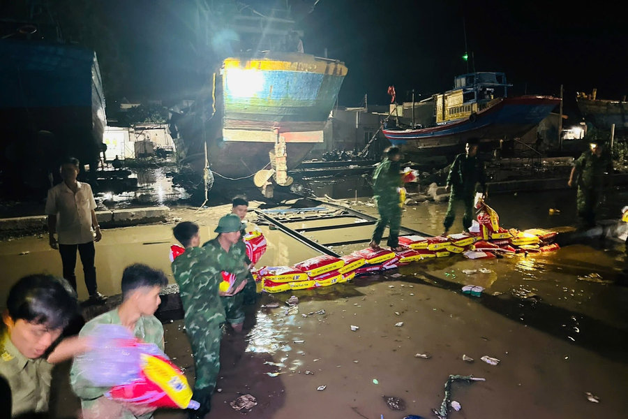 BĐBP Lâm Đồng giúp dân lập hàng rào ngăn nước sông dâng cao