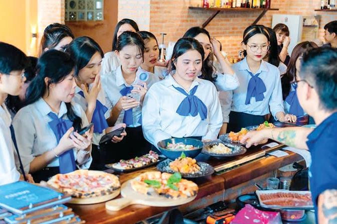 “Học đi đôi với hành”