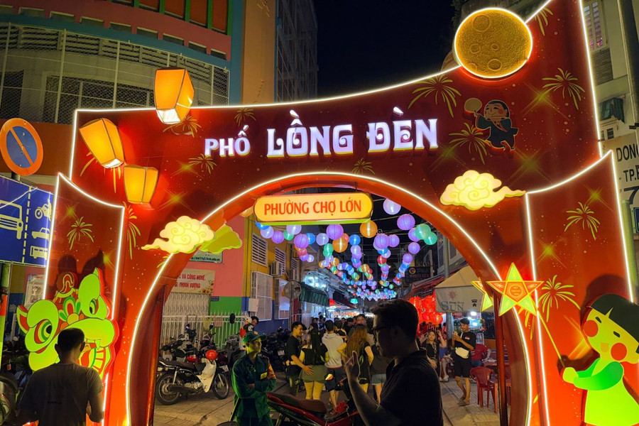 Phố lồng đèn TPHCM: Trải nghiệm Trung thu rực rỡ ở Chợ Lớn