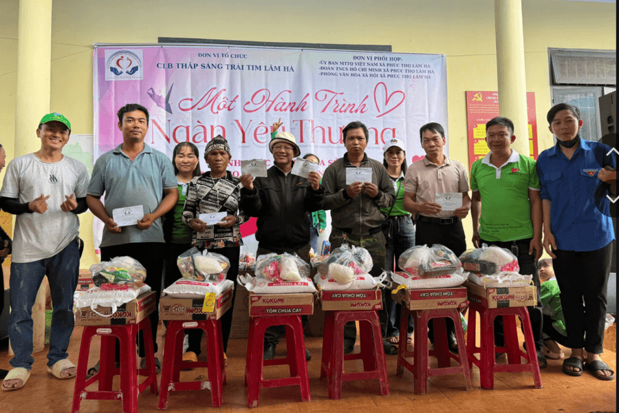Trao 60 suất quà và học bổng tại Chương trình Một hành trình - Ngàn yêu thương