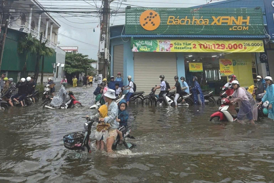La Gi hỗ trợ người dân di dời khỏi vùng ngập lụt