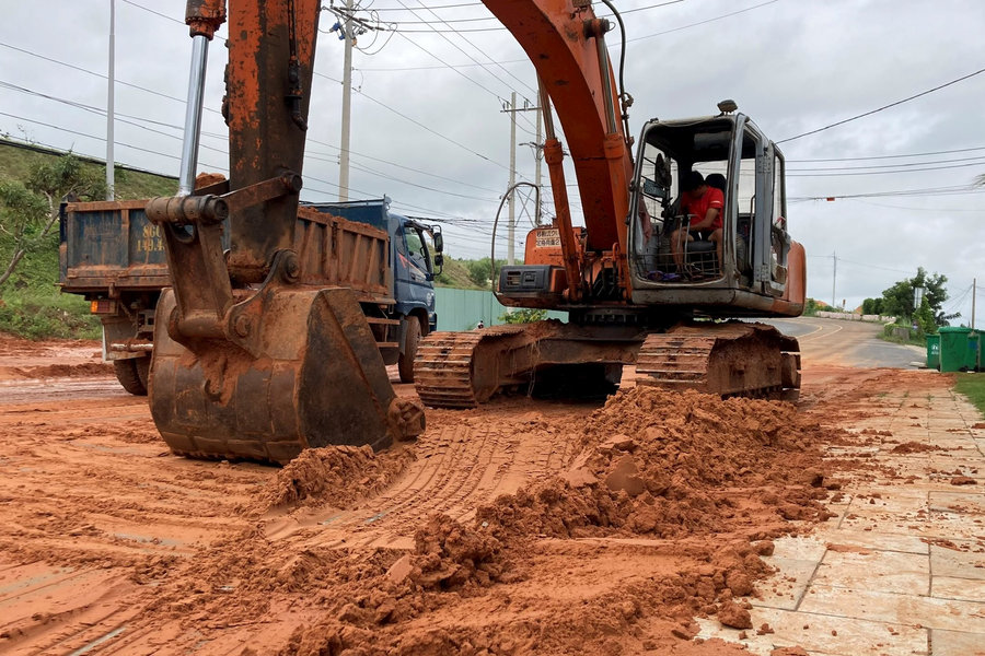 Cát đỏ tràn xuống đường Lạc Long Quân qua phường Tiến Thành