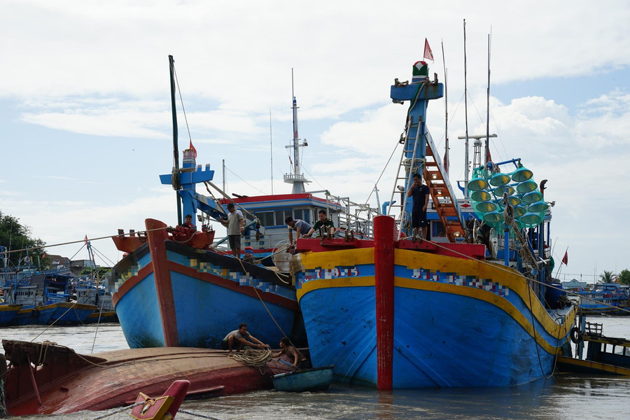 Cứu hộ tàu cá bị chìm trên sông Cái