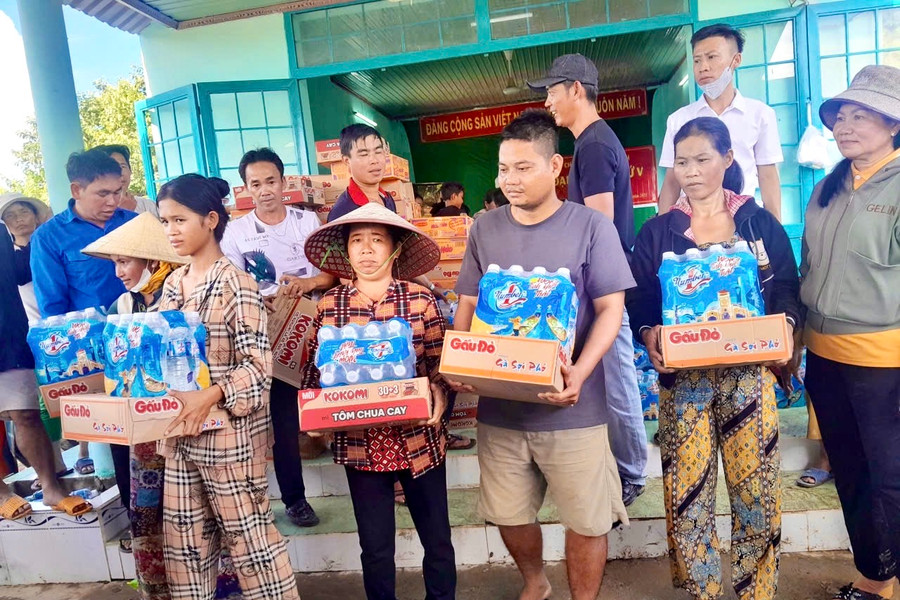Xã Sông Lũy vận động hàng trăm phần quà hỗ trợ người dân vùng ngập lụt