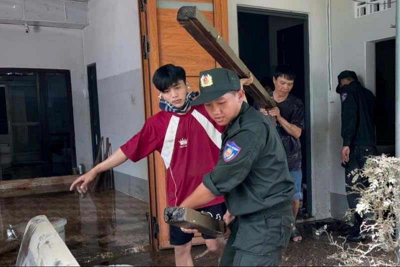 Cảnh sát cơ động Lâm Đồng huy động lực lượng hỗ trợ người dân vùng lũ