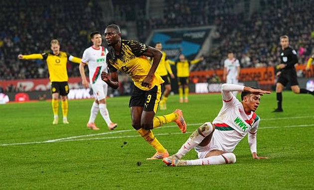 Guirassy ấn định 1-0, Dortmund thắng nhọc Augsburg