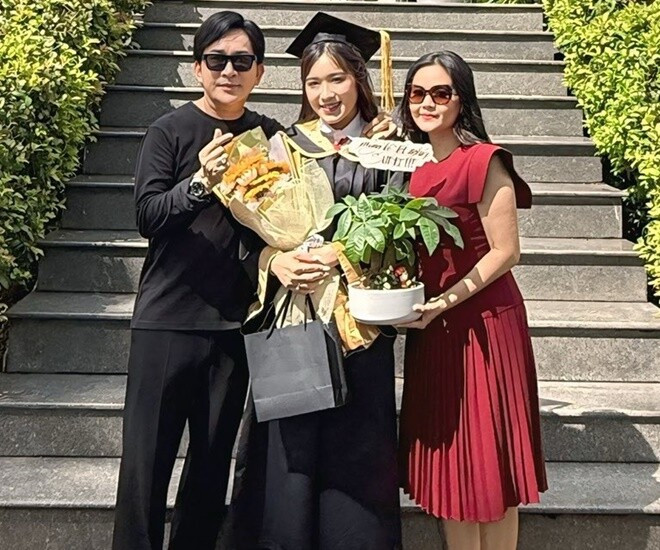 Kim Tử Long và vợ ba mừng con gái Hoàng Gia Linh tốt nghiệp