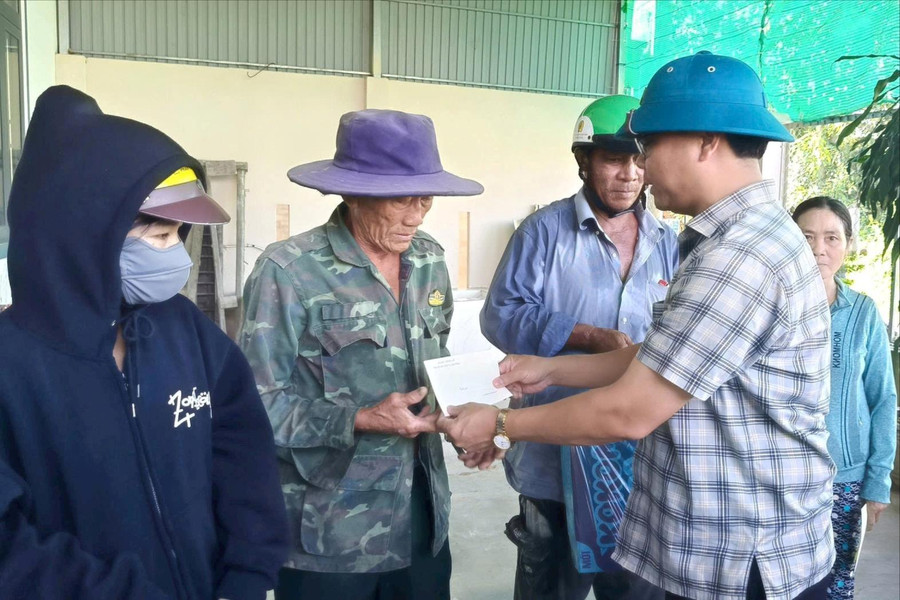 Phó Bí thư Thường trực Tỉnh ủy Lâm Đồng thăm, động viên người dân vùng lũ Hàm Thắng