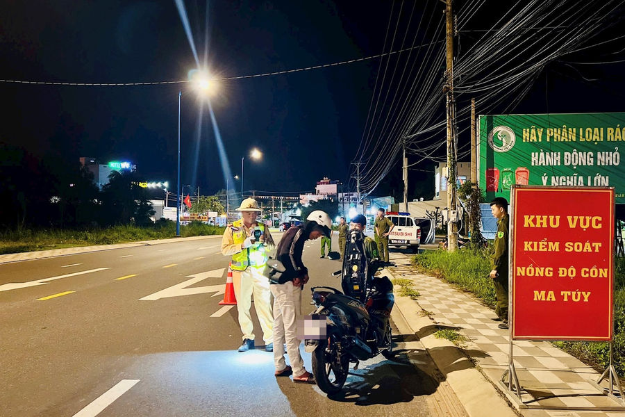 Lập chốt kiểm tra nồng độ cồn, đảm bảo an toàn trước Lễ hội Dinh Thầy Thím