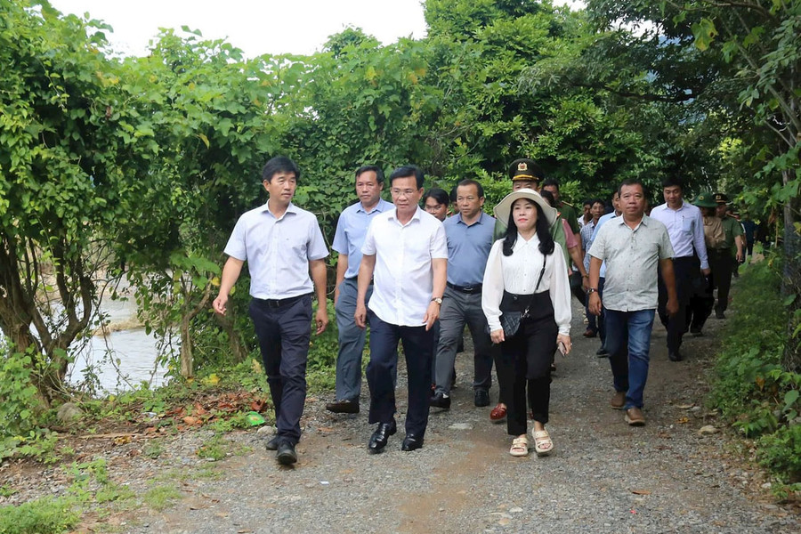 Chủ tịch UBND tỉnh Lâm Đồng Hồ Văn Mười thăm và kiểm tra tình hình mưa lũ tại xã Hàm Thạnh