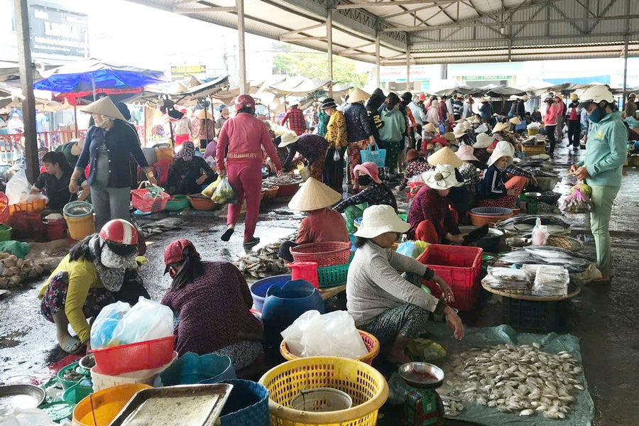 Chợ Phan Rí Cửa: Điểm mua hải sản tươi ngon hút khách
