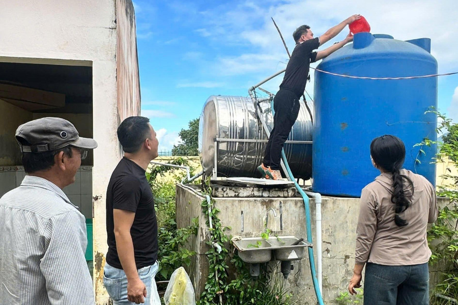 Xã Lương Sơn hỗ trợ người dân xử lý giếng nước, môi trường vùng ngập lụt