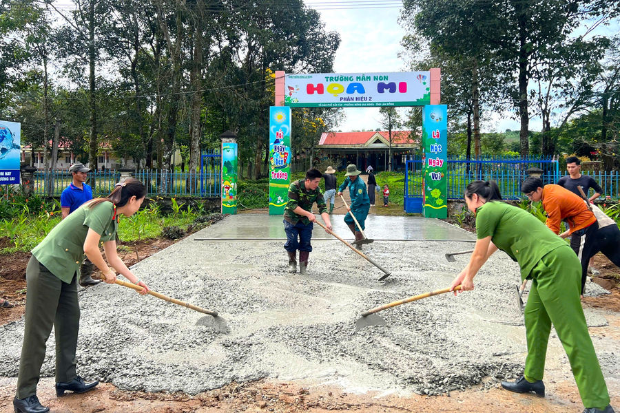 Phụ nữ Công an phường Đông Gia Nghĩa chung tay cải tạo cổng Trường Mầm non Họa Mi