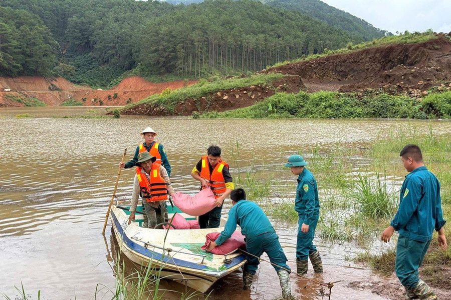Lực lượng vũ trang xã Ka Đô nỗ lực bảo vệ người dân an toàn trong mưa lũ