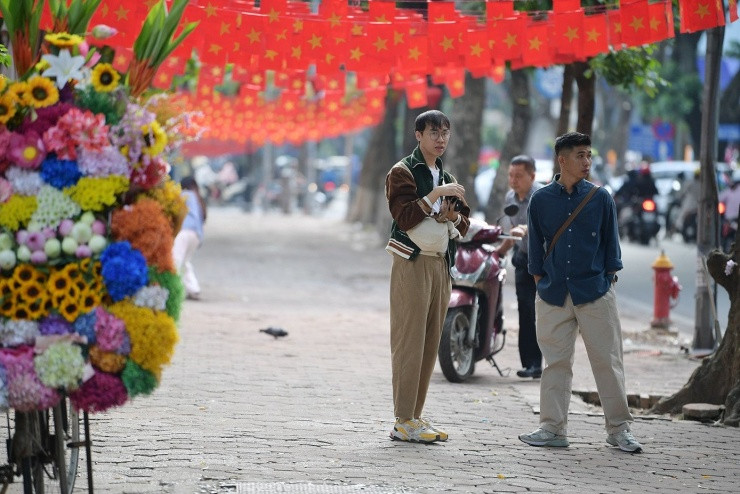 Hà Nội mùa thu: Trải nghiệm lãng mạn dưới tán lá vàng