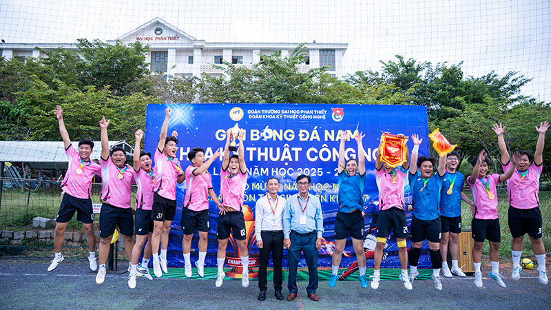 Sôi nổi Giải Bóng đá nam - UPT