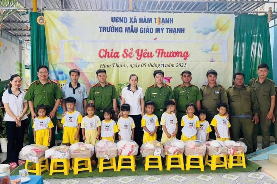 Trao 152 suất quà cho các em học sinh Tiểu học và Mẫu giáo Mỹ Thạnh