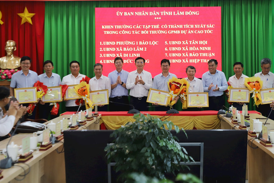 Chủ tịch UBND tỉnh Lâm Đồng khen thưởng 10 tập thể, cá nhân thực hiện tốt công tác giải phóng mặt bằng các dự án cao tốc