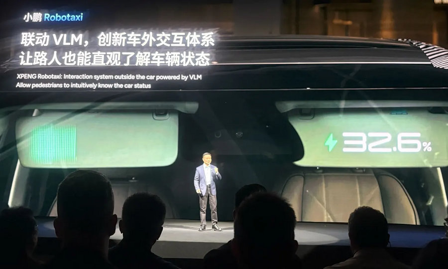 Xpeng ra mắt robotaxi và robot hình người dùng chip tự phát triển