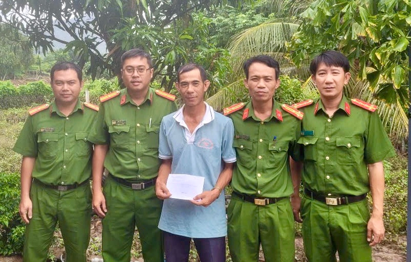 Tuy Phong biểu dương tấm gương tận tâm cứu người trong mưa lũ