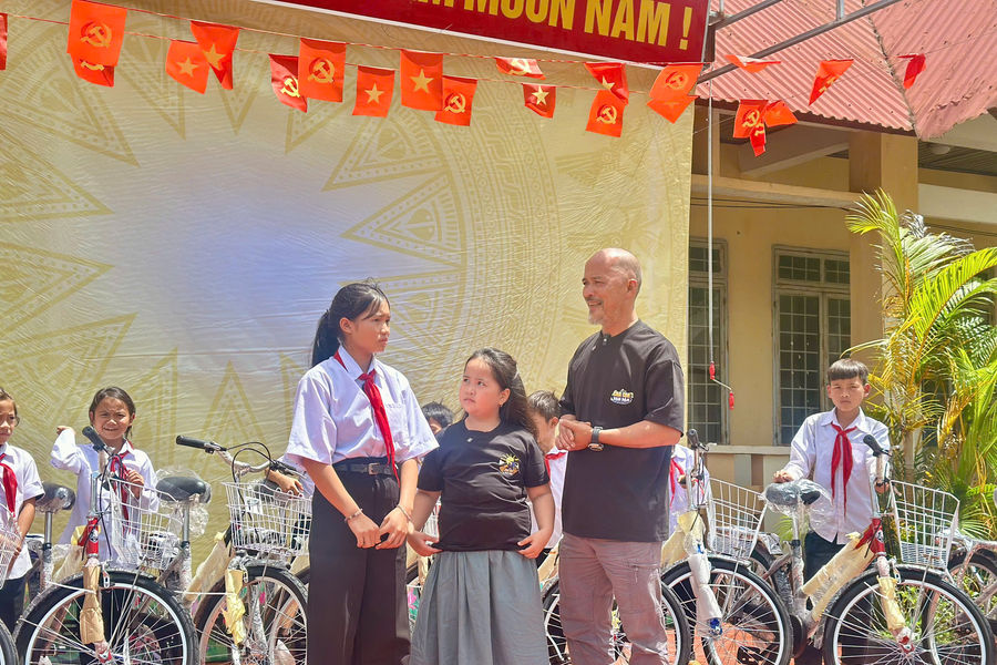 Hành trình Cha con vạn dặm: Họa sĩ Hồ Việt khám phá Tây Nguyên