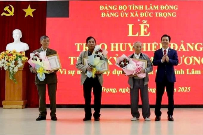 21 Đảng viên xã Đức Trọng nhận Huy hiệu Đảng đợt 7/11