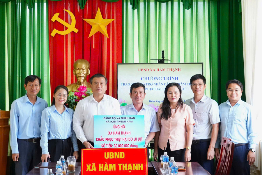 Hàm Thuận Nam trao hơn 215 triệu đồng hỗ trợ các địa phương ảnh hưởng do mưa lũ