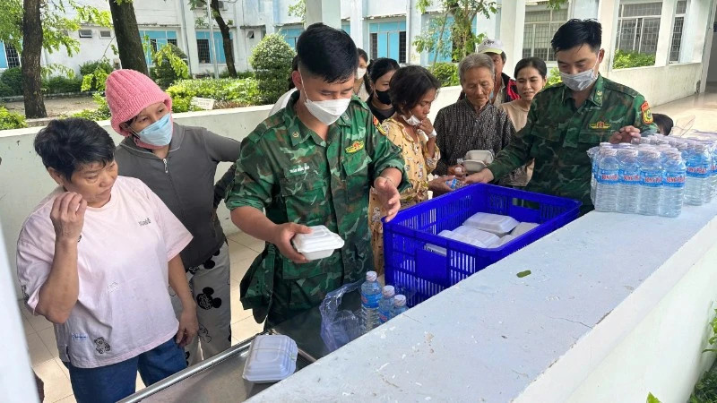 “Bếp ăn 0 đồng”- ấm lòng người dân vùng bão lũ