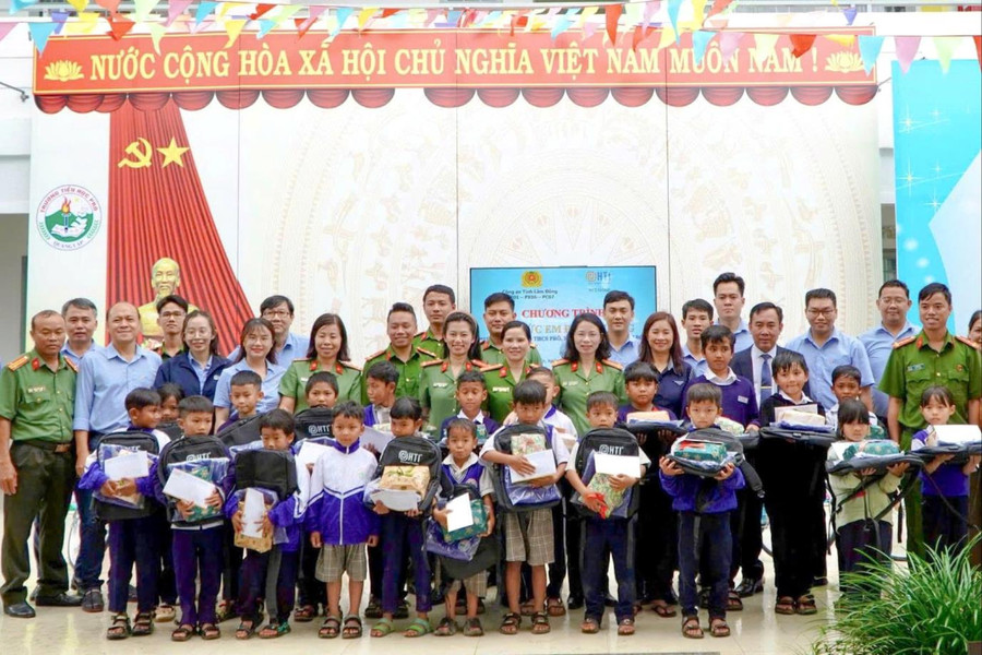 Công an Lâm Đồng tặng quà cho học sinh nghèo vượt khó tại Quảng Lập
