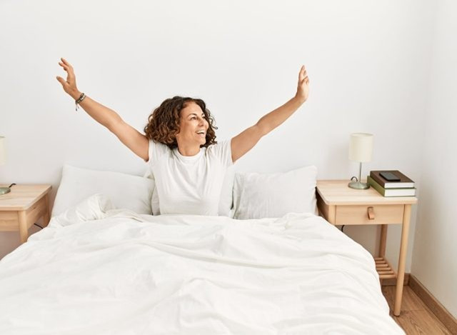 Giảm mỡ bụng sau tuổi 60: 4 bài tập nhẹ nhàng tại giường