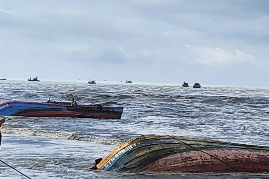 Hai tàu cá ở Phan Rí Cửa chìm do đứt neo trong hoàn lưu bão số 13