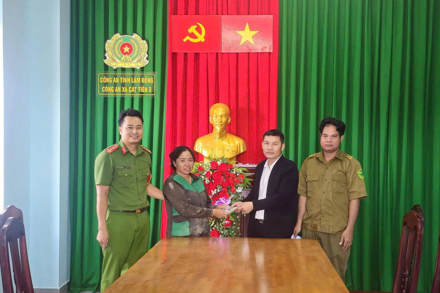 Nhặt được của rơi, thầy giáo tại xã Cát Tiên 3 trao trả cho người đánh mất