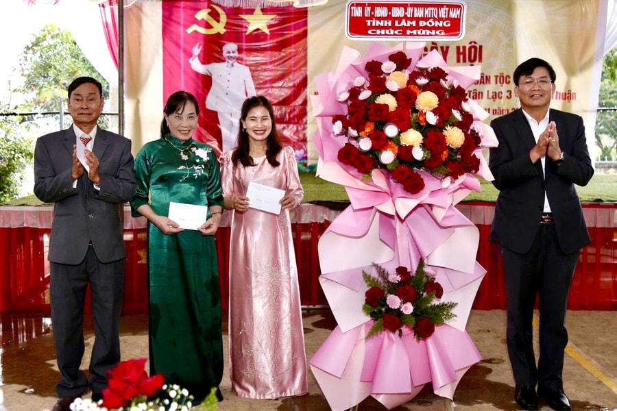 Nhân dân cụm 3 thôn Tân Lạc, xã Bảo Thuận hân hoan Ngày hội Đại đoàn kết toàn dân tộc