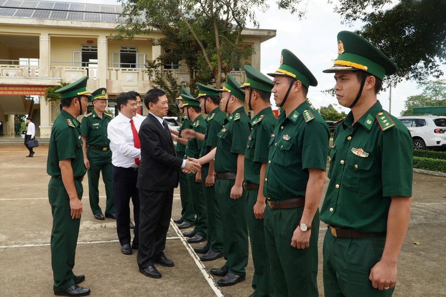 Phó Thủ tướng Hồ Đức Phớc thăm các đồn biên phòng tại xã Thuận An