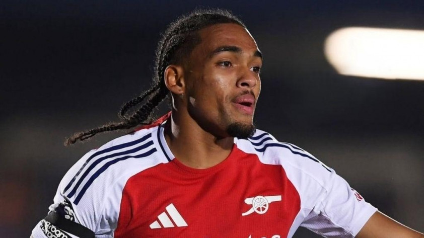 Joshua Robinson, cựu tài năng Arsenal, đặt cờ Malaysia